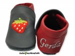 Lederpuschen anthrazit-rot mit Stickerei Erdbeere und links an der Ferse den Namen creme